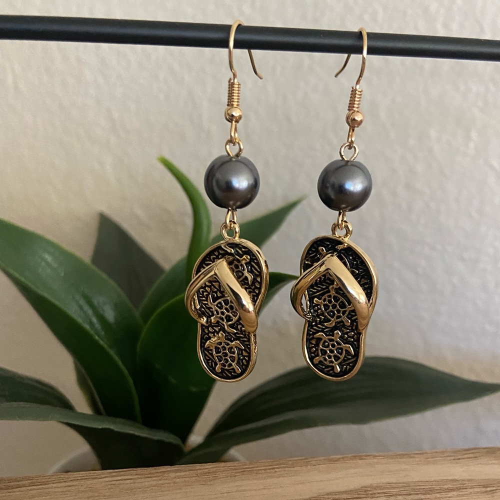 Women’s Flip Flop Pearl Earrings